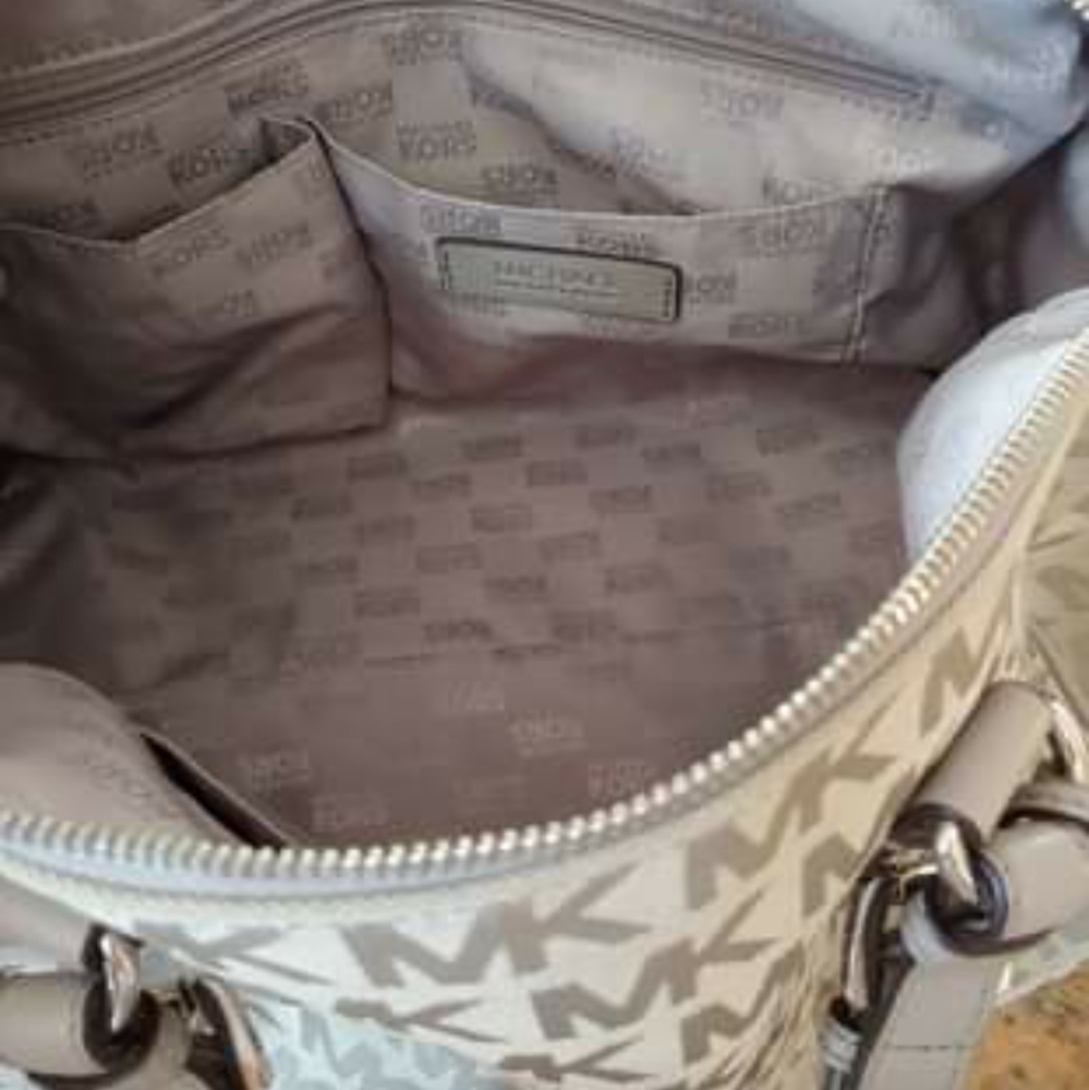 Authentic Michael Kors set - Picture 5 of 6